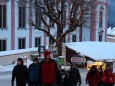 Mariazeller Advent 2012 - Gottfried Schöggl mit den Teilnehmer der Laternenwanderung am Weg zur Stehralm