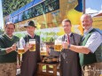 Anton Hackner (NÖVOG) - Michael Wallmann (Vizebürgermeister), Johann Kleinhofer (Mariazellerland GmbH), Walter Schweighofer (Obmann ÖVP) - familienfest-bahnhof-mariazell-noevog-42795