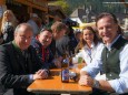 Mariazells Bürgermeister Josef Kuss und sein Vize Helmut Schweiger in Begleitung - Steirisch-Niederösterreichischer Bauernmarkt in Gußwerk am 4. Oktober 2014