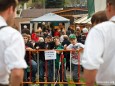 Gespannt wird gewartet bis der Maibaum fällt.