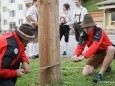 Die Bergrettung bringt den Maibaum zu Fall.