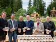 Almholz GF Wolfgang Wild, GF Johann Kleinhofer, Vizebürgermeister Josef Kuss, Landresrat Johann Seitinger, LAbg. Stefan Hofer, Vizebürgermeister Michael Wallmann vor dem Spielpark Biberwasser