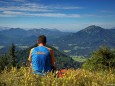 Woif bei der Jause auf der Bichleralpe mit einem herrlichen Ausblick ins Mariazellerland