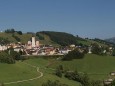 Mariazellerlandpanorama mit Blick auf die Basilika von vorne. Foto: Fritz Zimmerl