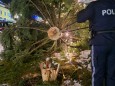sturm-knickt-christbaum-beim-mariazeller-adventmarkt_foto_josef-kuss-20231222_223756