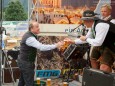 Bier für die Musi von Bgm. Josef Kuss - Edlseer & Junge Zillertaler Frühschoppen in Mariazell am 31. August 2014