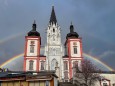 Regenbogen hinter der Basilika am 29. April 2023