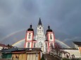 Regenbogen hinter der Basilika am 29. April 2023