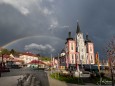 Regenbogen hinter der Basilika am 29. April 2023