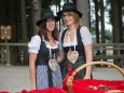 Lisa und Bianca verteilen beim Eingang Lebkuchenkostproben von Pirker bei der Big Band der Gardemusik Wien Bergwelle 2012