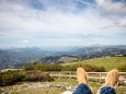 Entspannung in den Panoramaliegen - Gemeindealpe Panoramarundwanderweg am Gipfel