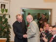 Mag. Superior P. Karl Schauer gratuliert Bgm. Manfred Seebacher - Mariazell - Gemeinderat Angelobung und Bürgermeister- und Stadtratwahl am 23.4.2015