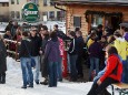 Publikum vor der Bartelbauerhütte beim Saisonschluss Open Air