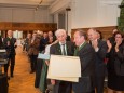 Standing Ovations bei der Überreichung der Ehrenbürgerurkunde durch Bgm. Josef Kuss an Altbürgermeister Helmut Pertl