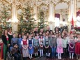 Delegation aus Mariazell übergibt Christbaum an den Bundespräsidenten Dr. Fischer in der Hofburg. Foto: Wolfram Doberer