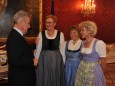 Besuch der Imkerinnen bei Bundespräsident Dr. Heinz Fischer in der Hofburg mit Heidrun Singer und der Mariazellerland Honigkönigin Elisabeth Hollerer