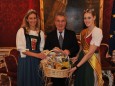 Besuch der Imkerinnen bei Bundespräsident Dr. Heinz Fischer in der Hofburg mit Heidrun Singer und der Mariazellerland Honigkönigin Elisabeth Hollerer