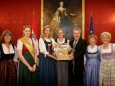 Besuch der Imkerinnen bei Bundespräsident Dr. Heinz Fischer in der Hofburg mit Heidrun Singer und der Mariazellerland Honigkönigin Elisabeth Hollerer