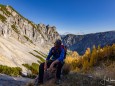 BLICK ZURÜCK MIT DIPPELWAND LINKS >kastenriegel-graualm-rundtour-ueber-rosshoelle-bschlagstatt_hohe-weichsel-hochschwabgebiet-27102021-0658