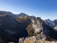 DURCH DAS TAL LINKS SIND WIR RAUF - BLICK IN DIE BERGWELT VORM ABSTIEG >kastenriegel-graualm-rundtour-ueber-rosshoelle-bschlagstatt_hohe-weichsel-hochschwabgebiet-27102021-0782