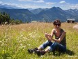 Sommerwiesenrast mit Bergpanoramahintergrund