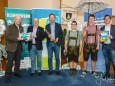 Foto vlnr: Emmerich Seidelberger MUP-Forum Mariazell, Bgm. Manfred Seebacher, Helmut Schweiger, Musikanten, Fritz Hofer Klimabündnis Steiermark - klimaversum-mariazell-ausstellung-48102