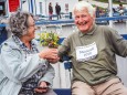 Hans Martschin überreicht seiner Frau Elisabeth das Blumensträußchen, welches er während des Laufs gepflückt hat. krebsforschungslauf-mariazell-erlaufsee-2020-3