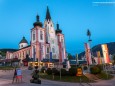 Vorm Eingang zum Raiffeisensaal, Blick auf Basilika und Wegweiser zur Ausstellung Mariazeller Kunstblicke - Bilder zwischen Himmel und Erde