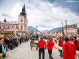 Die Bergrettung sichert den Maibaum - Traditionelles Maibaumaufstellen in Mariazell am 1. Mai 2015