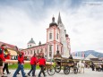 Die Bergrettung sichert den Maibaum - Traditionelles Maibaumaufstellen in Mariazell am 1. Mai 2015