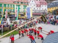 Bergrettung stellt den Maibaum auf - Traditionelles Maibaumaufstellen in Mariazell am 1. Mai 2015