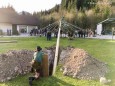 Maibaumaufstellen nach traditioneller Art in Salzatal beim Franzbauer. Foto: Franz-Peter Stadler