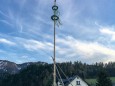 Maibaumaufstellen nach traditioneller Art in Salzatal beim Franzbauer. Foto: Franz-Peter Stadler