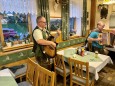 Maibaumumschneiden-beim-Franzbauer-2024-c-Franz-Peter-Stadler-044