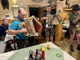 Maibaumumschneiden-beim-Franzbauer-2024-c-Franz-Peter-Stadler-048