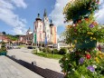 Hauptplatz in Mariazell mit Blumenschmuck und Basilika