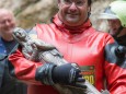 Die neue Marienstatue in den Händen von Gerhard Lammer - Marienwasserfall - Marienstatue Befestigung durch die FF Mariazell am 30. Juni 2014