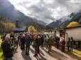 Das Volksheim war schon voll, darum mussten die restlichen Besucher draussen warten. Das verlorene Paradies in der Höll - Buchpräsentation von Martin Prumetz im Volksheim Weichselboden