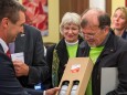 Mag. Herwig Gruber (Fa. Kastner) überreicht Peter Sommerer ein Geschenk bei der Nah&Frisch Markt Neueröffnung in Mitterbach