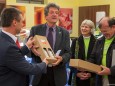 Mag. Herwig Gruber (Fa. Kastner) überreicht Bgm. Alfred Hinterecker ein Geschenk bei der Nah&Frisch Markt Neueröffnung in Mitterbach