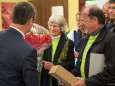 Mag. Herwig Gruber (Fa. Kastner) überreicht Ella Blumen bei der Nah&Frisch Markt Neueröffnung in Mitterbach