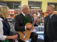 Peter Grössbacher mit Gattin und Martin Weber singen das Ötscherlied bei der Nah&Frisch Markt Neueröffnung in Mitterbach