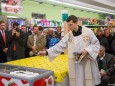 Pater Justin segnet das Gebäude bei der Nah&Frisch Markt Neueröffnung in Mitterbach