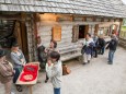 Deckenausgabe und Pirker Lebkuchen Kostprobe beim Eingang - Nik P. & Meissnitzer Band Bergwelle am 4. Juli 2014