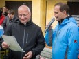 Dr. Ferenc Reisner bekommt von Johann Kleinhofer mit Grüßen des Bürgermeisters eine Urkunde -Pilgerwanderung Mariazell - Ungarn in Sopron