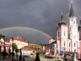 Regenbogen über dem Mariazeller Hauptplatz und der Basilika