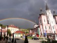 Regenbogen über dem Mariazeller Hauptplatz und der Basilika