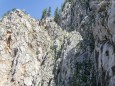 Rechts an der Wand entlang führt der Steig - Brunnsee auf die Riegerin - Bergtour - 3.Juli 2014