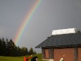 Regenbogen zeigt zur Bergwelle Arena