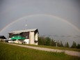 Regenbogen über der Seilbahn Bergstation